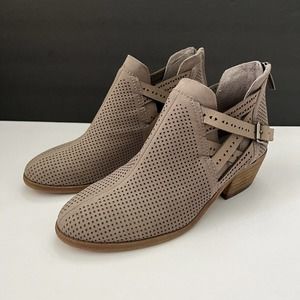 NWOB Vince Camuto Pranika Wild Mushroom Tan Perforated Suede Ankle Booties 5 M